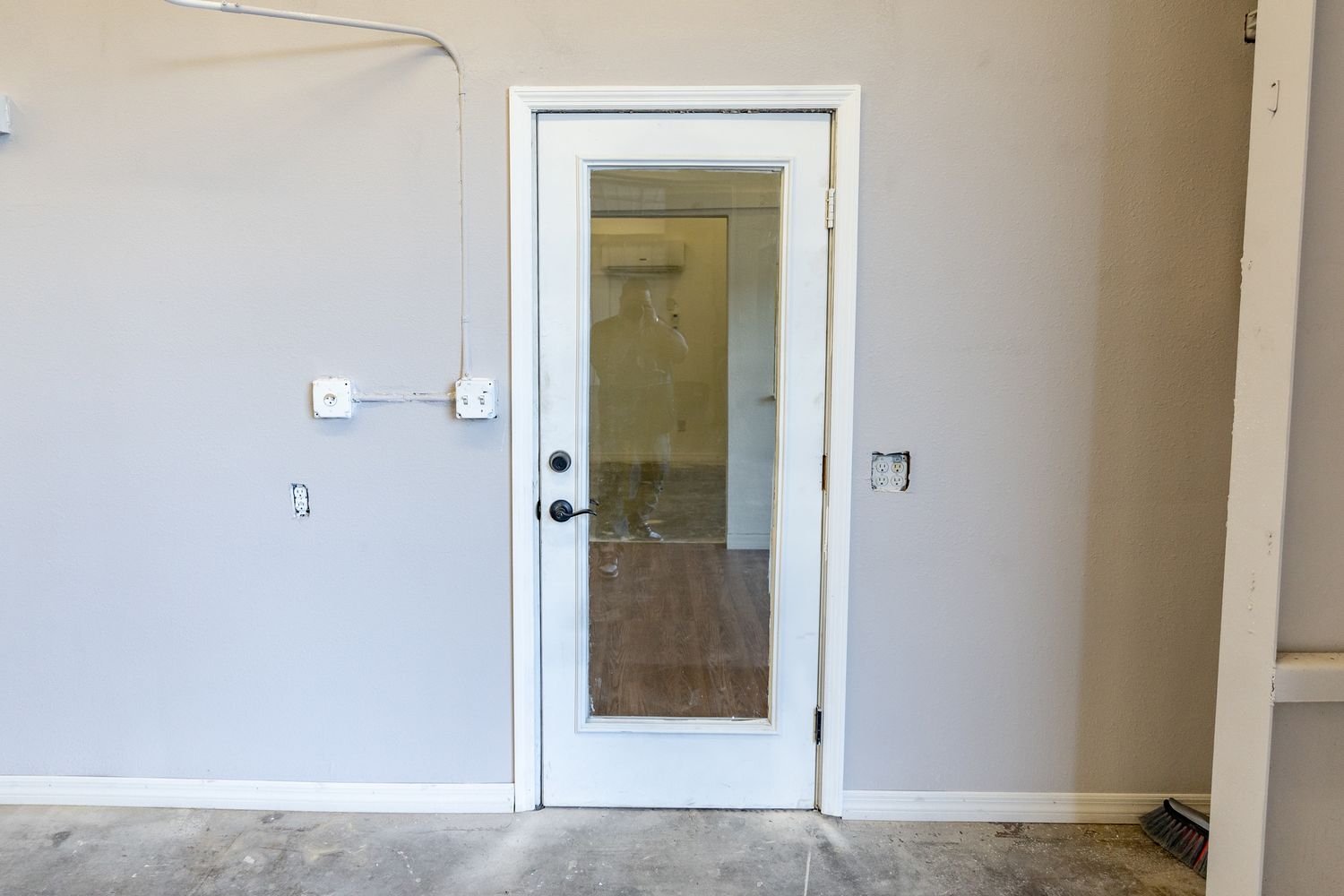 N. Florida Ave Warehouse or Automotive/Office/Showroom- 6,061 SF : 14041 N Florida Ave, Tampa, FL 33613